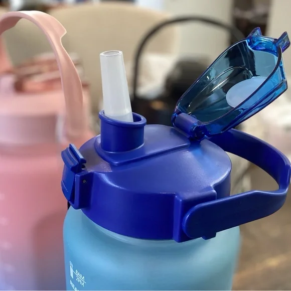 🌸64 oz Water Bottle - Picture 2 of 7